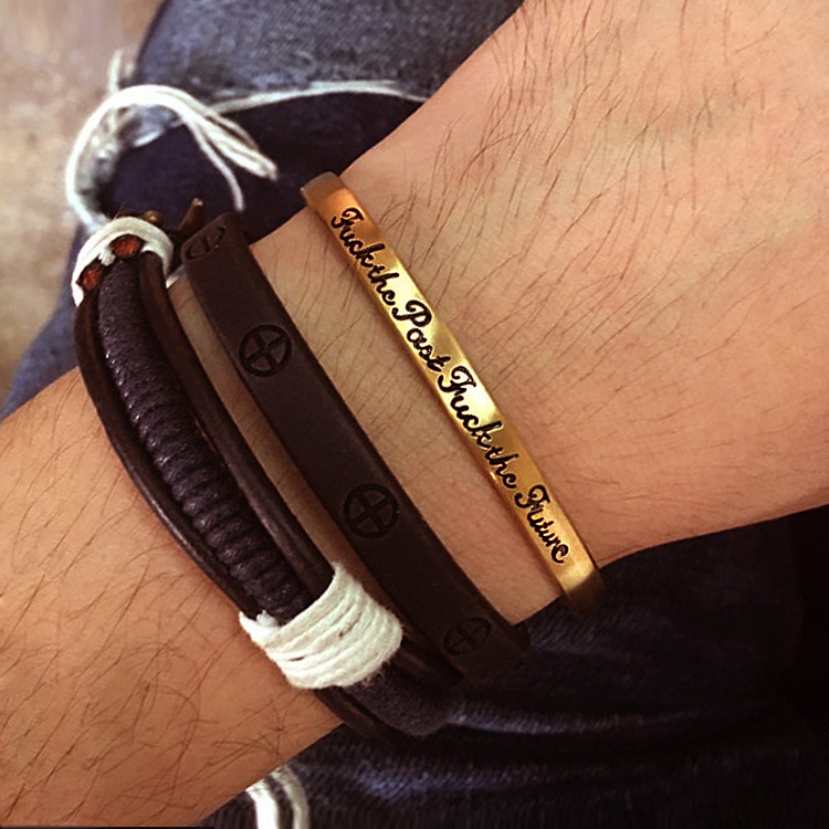 pulsera simple con letras de acero inoxidable NHOA296671