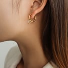 NHOK1548457-A-pair-of-six-claw-solid-zircon-gold-earrings