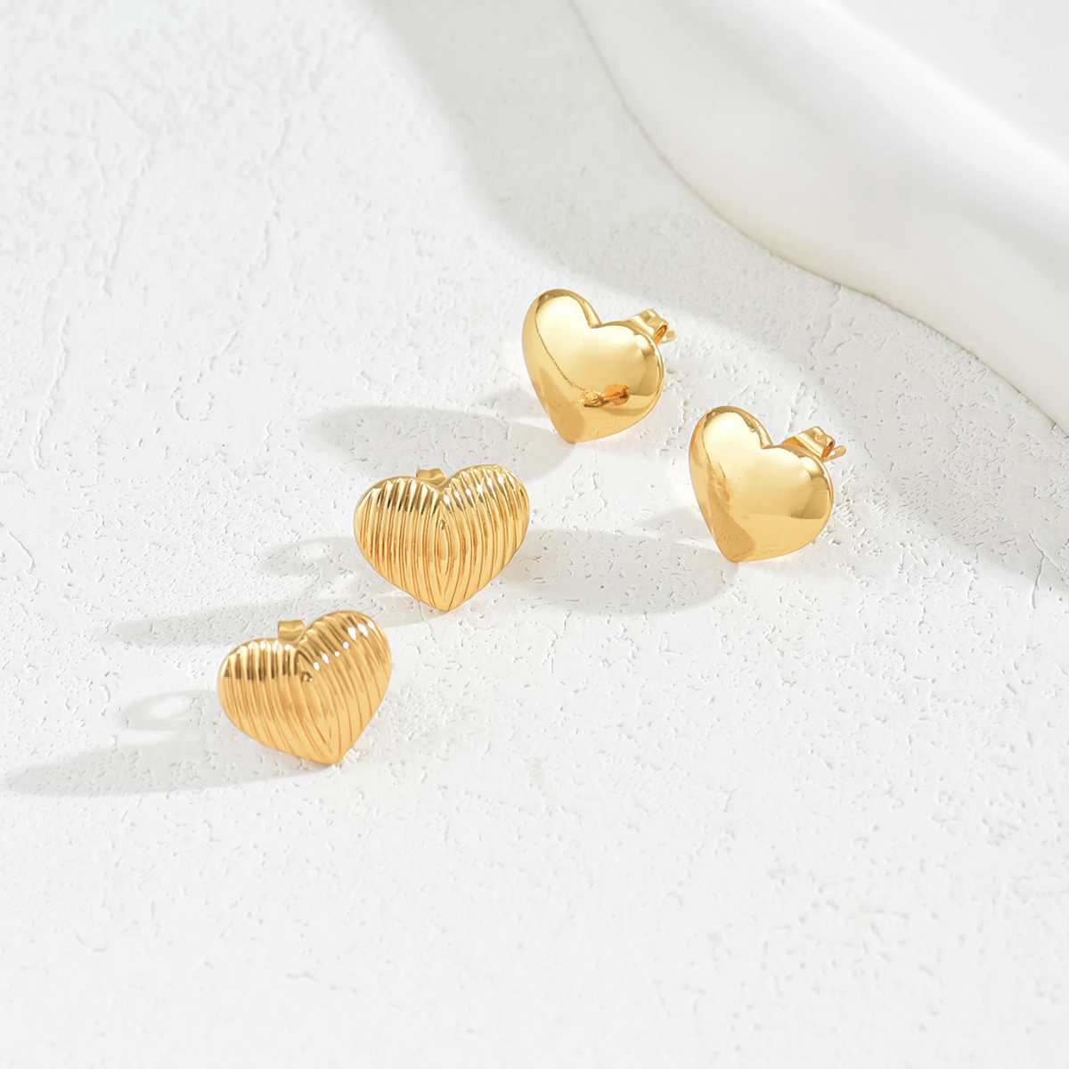 1 par estilo clásico forma de corazón enchapado acero inoxidable chapado en oro de 18 quilates. pendientes