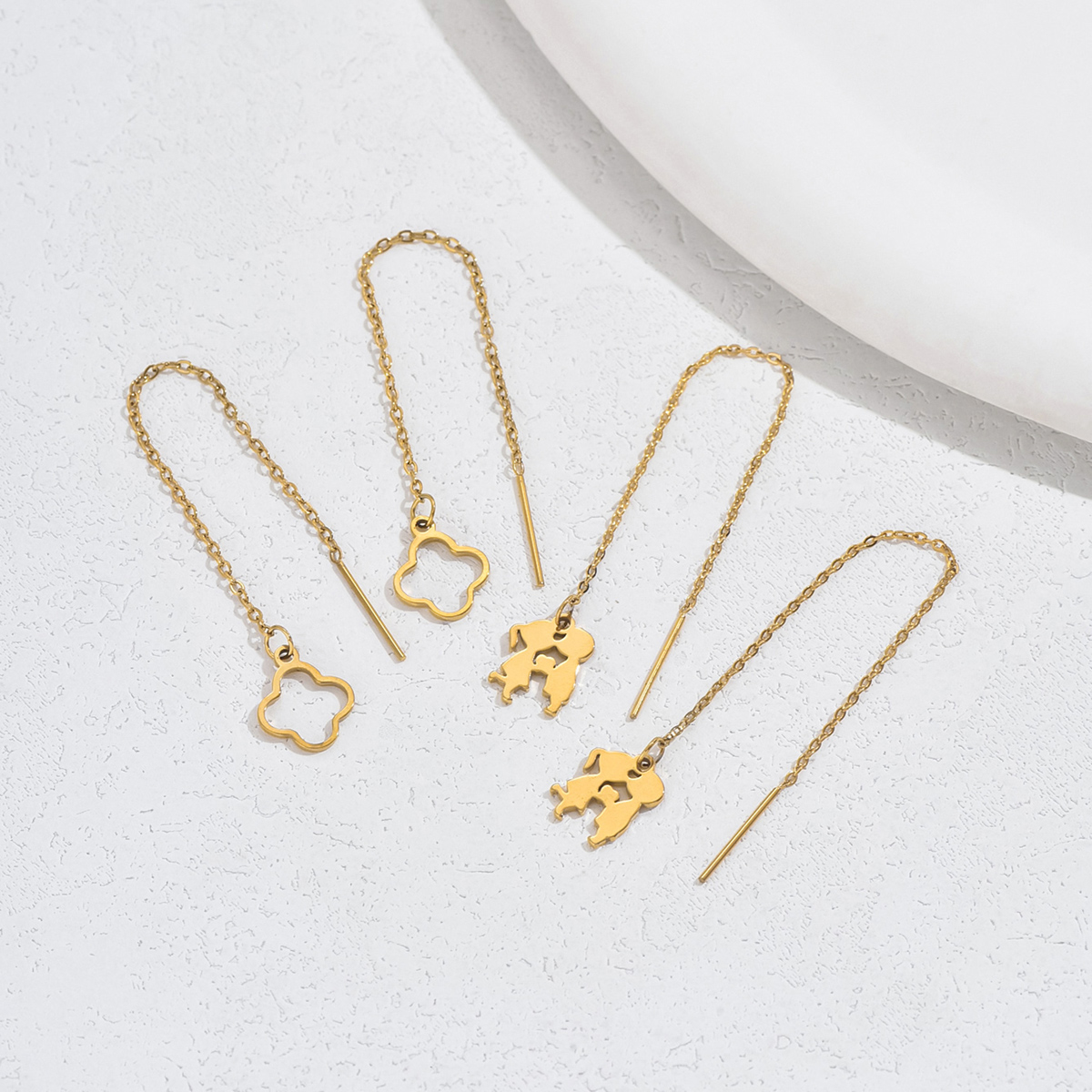 1 Par Casual Estilo Simple Estilo Clásico Humano Trébol De Cuatro Hojas Color Sólido Ahuecar Acero Inoxidable 201 chapados en oro de 18k línea del oído