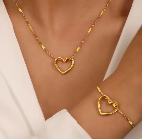 Joyería Al Por Mayor Elegante Forma De Corazón Acero inoxidable 304 chapados en oro de 18k Ahuecar Collar Colgante